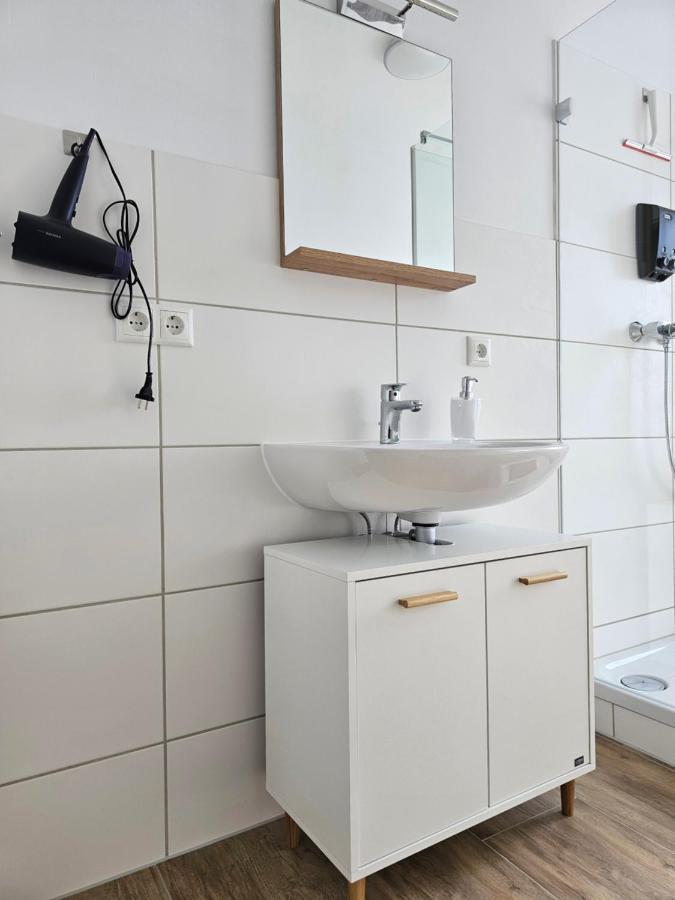 Schoene Grosse Ferienwohnung 79M2 Und 2 Baeder, Zentrumnah, 2Og 埃尔福特 外观 照片