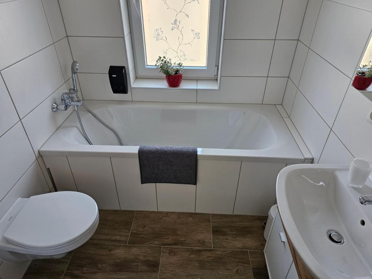 Schoene Grosse Ferienwohnung 79M2 Und 2 Baeder, Zentrumnah, 2Og 埃尔福特 外观 照片
